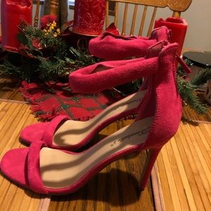 Heels very pretty for any occasion never worn